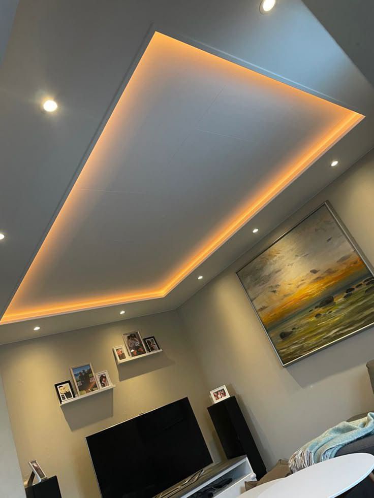 Sanca de gesso com iluminação LED indireta em sala de estar em Fortaleza
